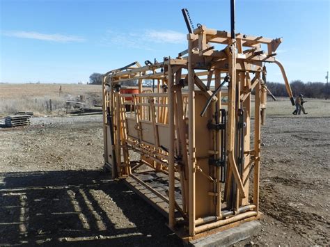 Very nice For-Most 450 squeeze chute with nose bar and very little use. . Foremost 450 cattle chute for sale